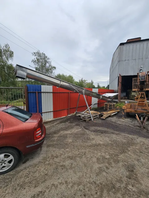 Nerezový šnekový dopravník na hrozny a matoliny, délka 8,3 m