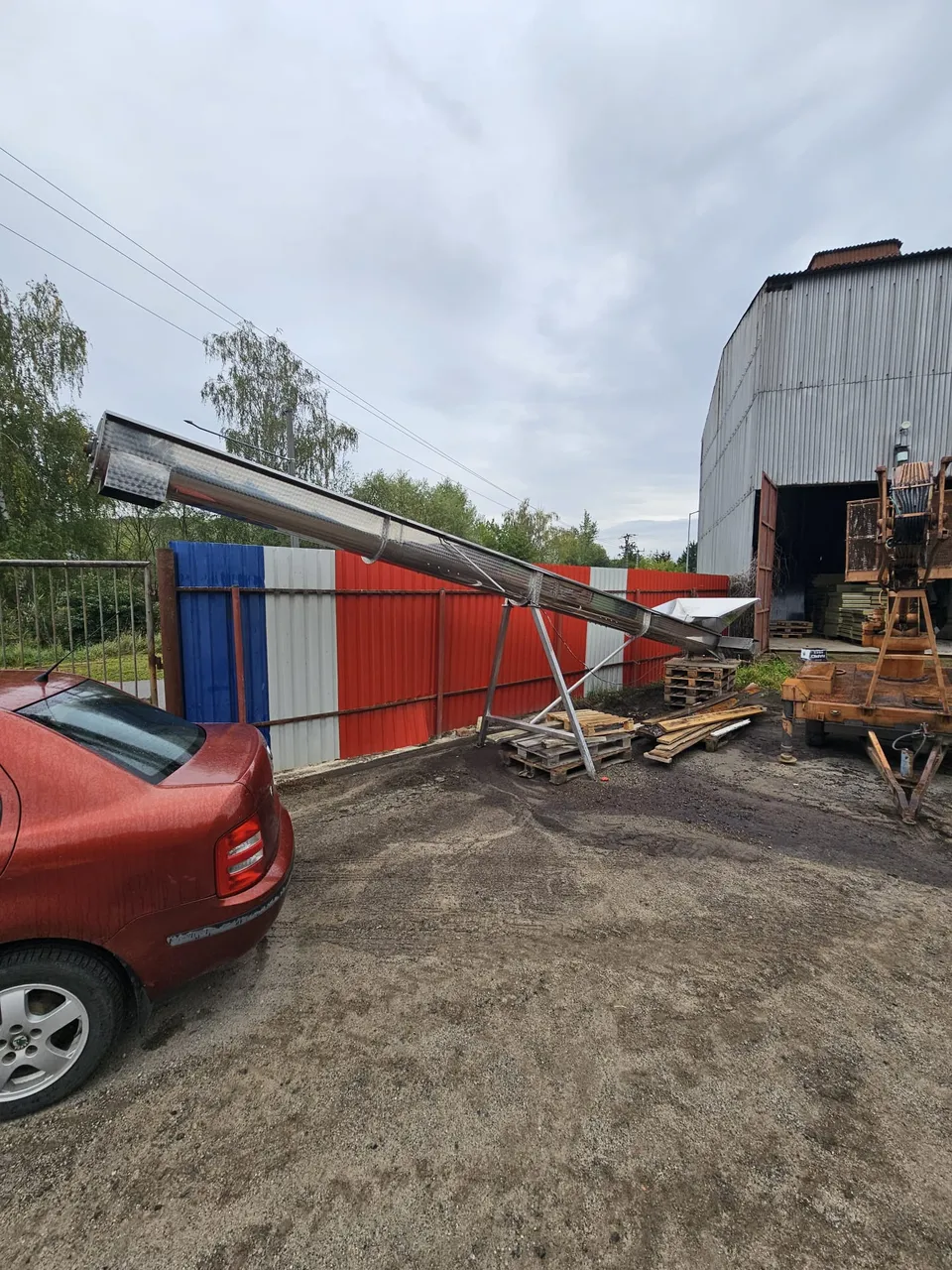 Nerezový šnekový dopravník na hrozny a matoliny, délka 8,3 m