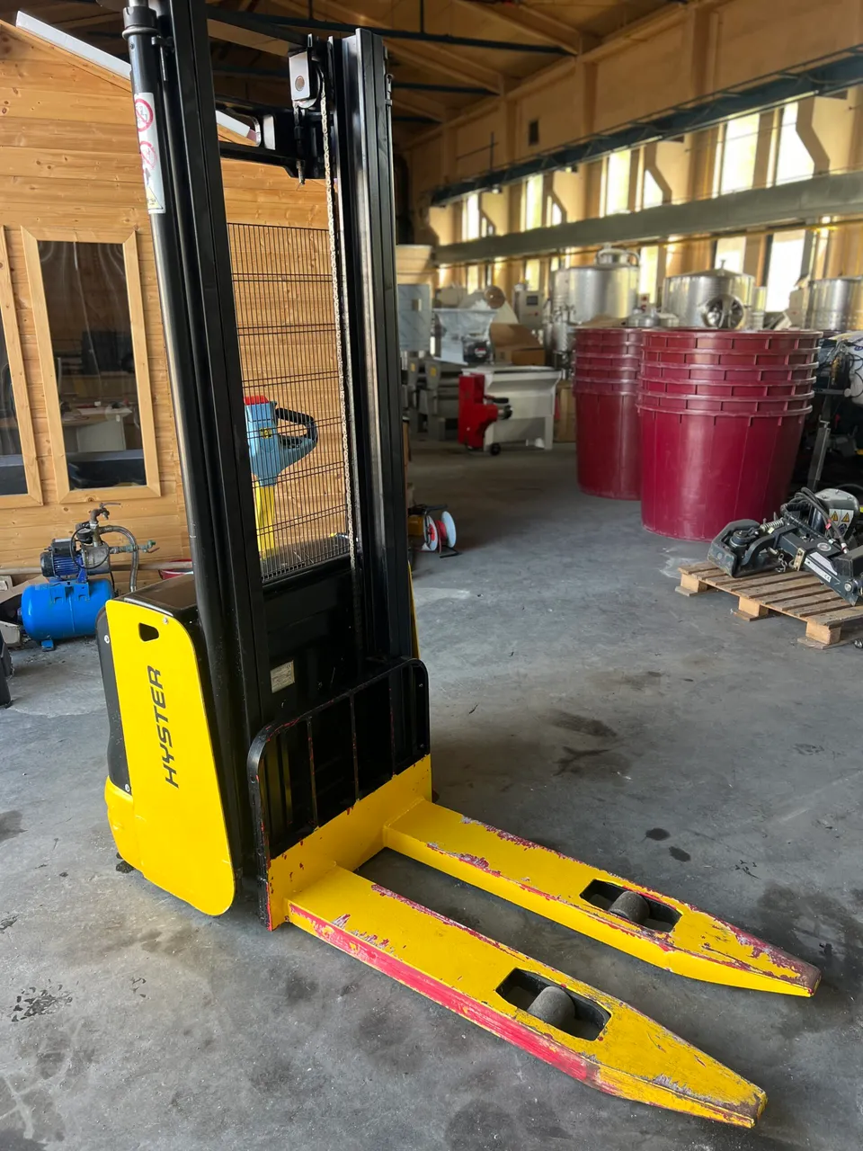 Elektrický ručně vedený vysokozdvižný vozík Hyster