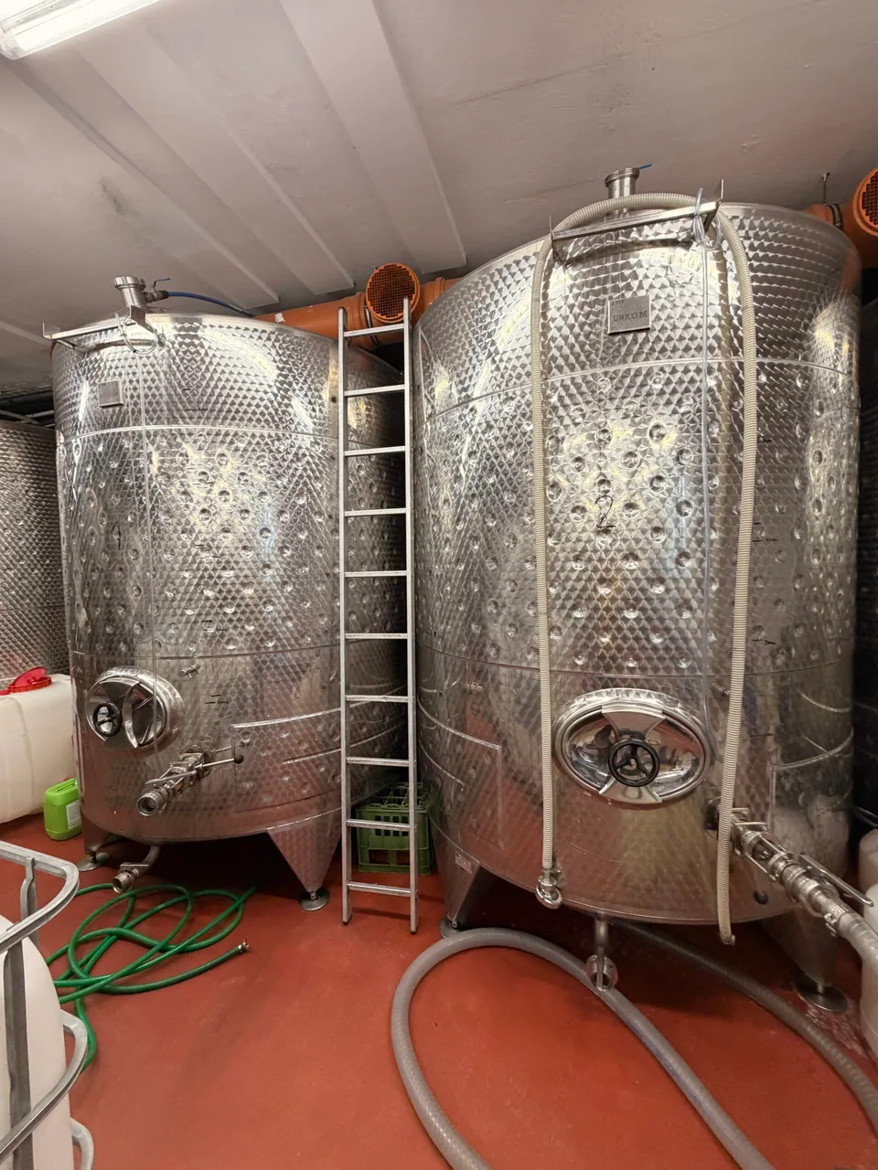 Nerezová nádrž uzavřená 7 000 l s chlazením