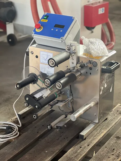 Poloautomatická etiketovačka E-10