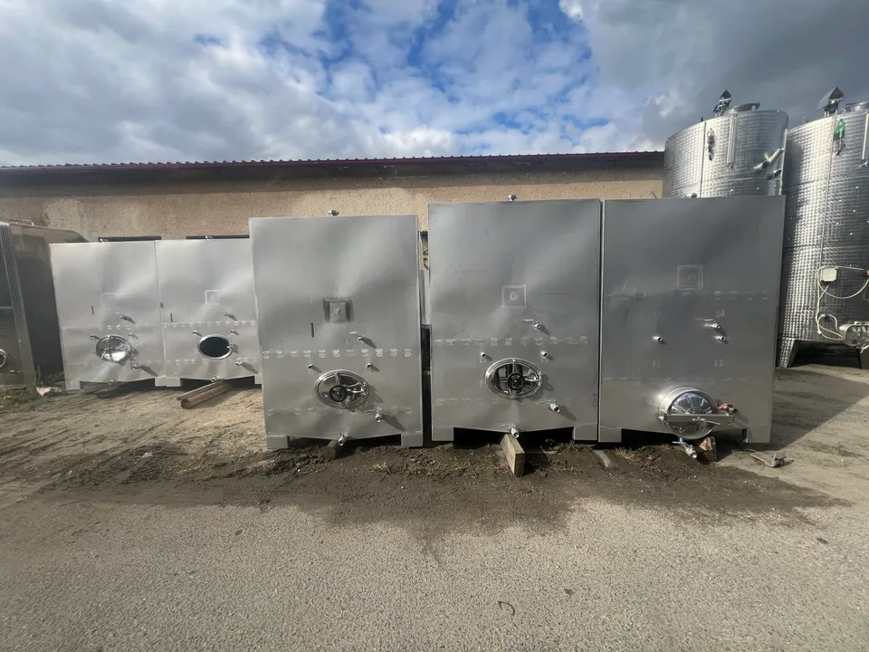 Nerezové nádrže hranaté 5 000 l do klenby s chlazením