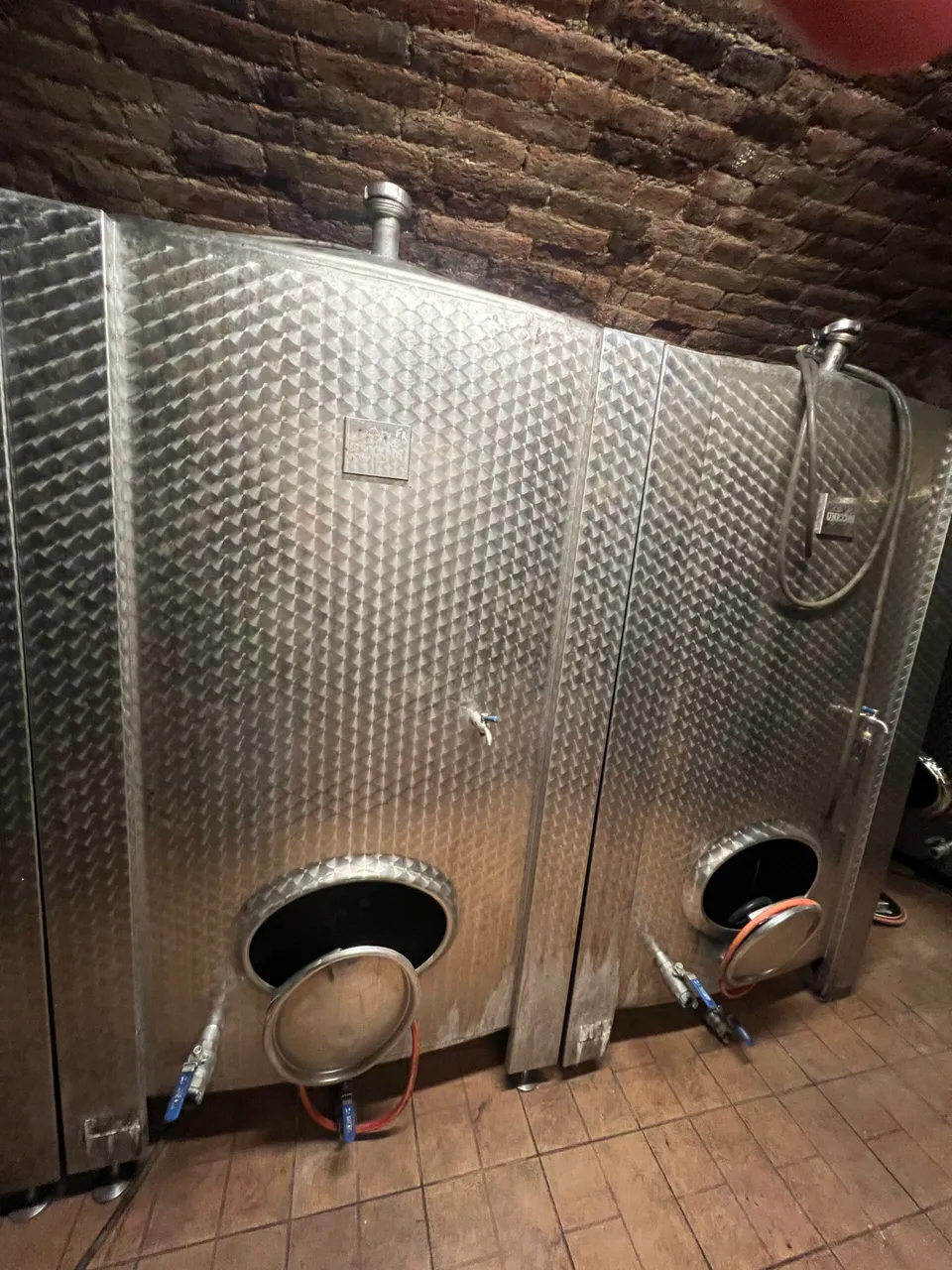 Nerezové nádrže do klenby uzavřené 2 600 l hranaté