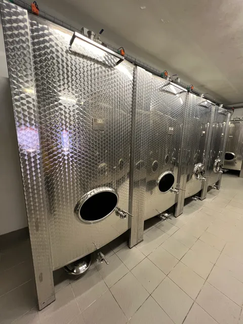 Nerezová nádrž uzavřená 2 500 l s chlazením hranatá