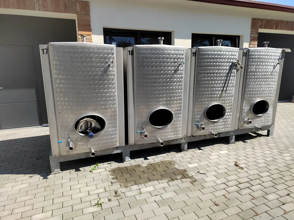 Nerezová nádrž 2 200 l do klenby - 4 ks s chlazením