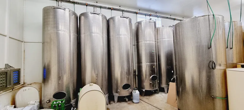 Nerezové nádrže 6 500 l uzavřené s chlazením