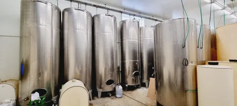 Nerezové nádrže uzavřené 6 700 l s chlazením