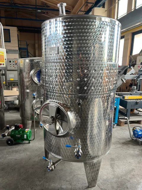 Nerezové nádrže uzavřené 1 000 l - 10 000 l s chlazením - nové