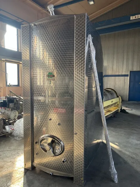 Nerezová nádrž 5 000 l do klenby s chlazením