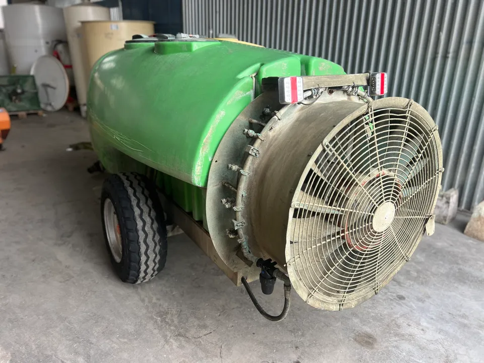 Tažený vinohradský rosič Agrimaster ATP 2018 R – nádrž 2 000 l